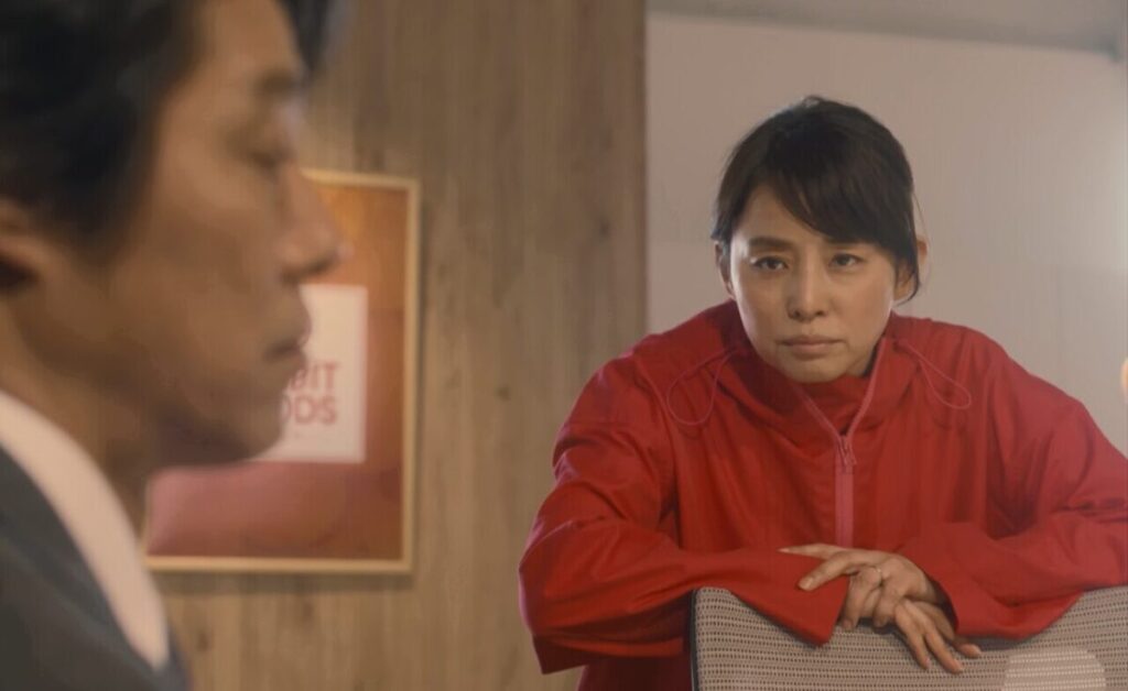 ドラマ「妻、小学生になる。」第９話、会社で再び抜け殻のようになっている新島圭介(堤真一)を見つめる新島貴恵（石田ゆり子)
