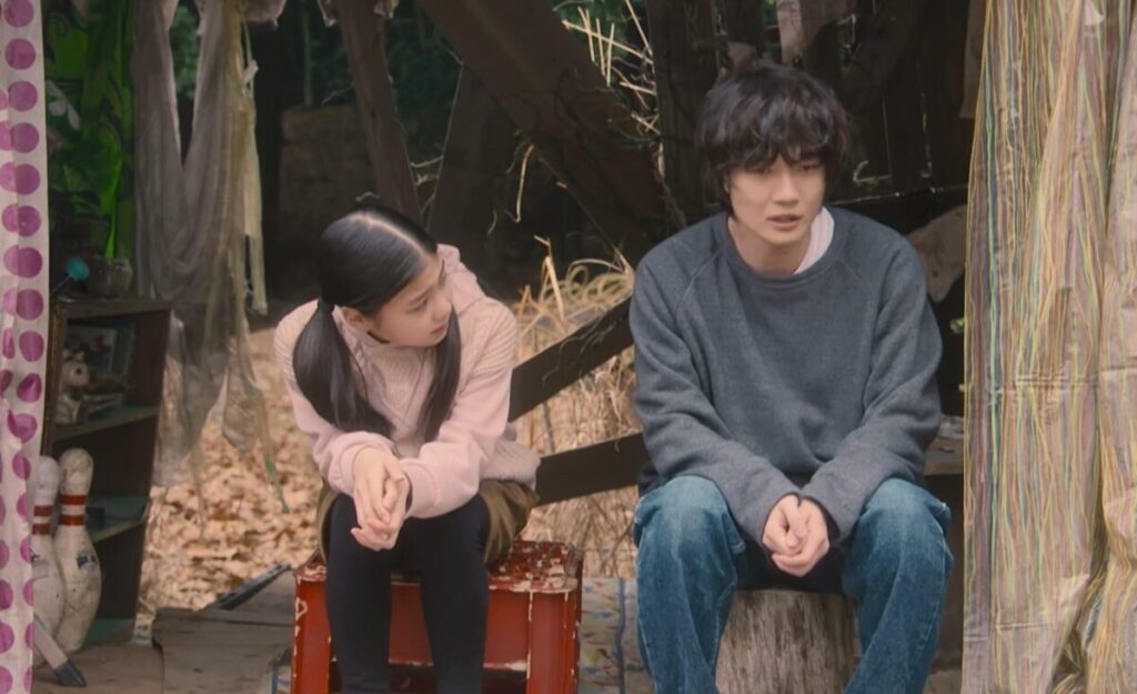 ドラマ「妻、小学生になる。」第7話、古賀友利(神木隆之介)と話し込む白石万理華(毎田暖乃)