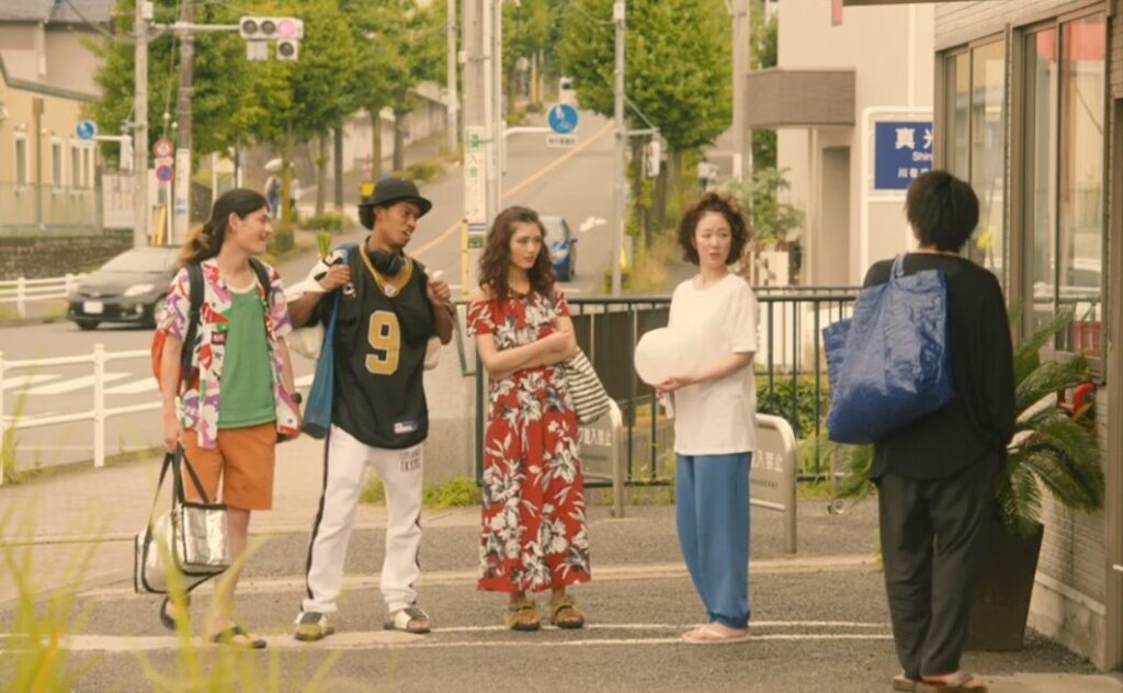 ドラマ「凪のお暇」第２話、コインランドリーの前で安良城ゴン（中村倫也）とその仕事仲間と話をしている大島凪（黒木華）