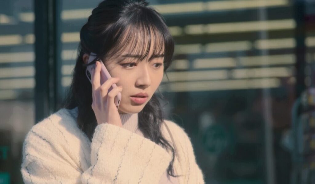 ドラマ「妻、小学生になる。」第10話、新島圭介(堤真一)からの電話を受ける守屋好美(森田望智)
