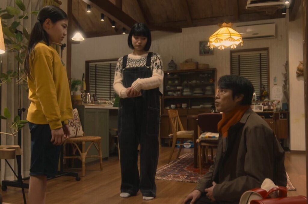 ドラマ「妻、小学生になる。」第5話、白石万理華(毎田暖乃)に叱られている新島圭介(堤真一)