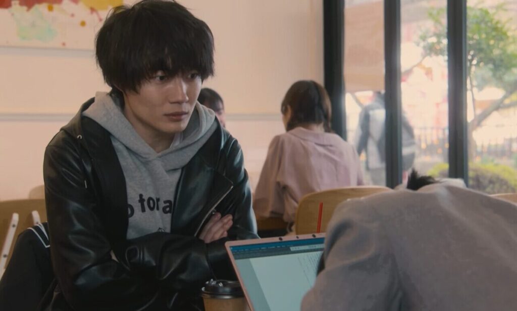 ドラマ「妻、小学生になる。」第5話、古賀友利(神木隆之介)と喫茶店で話していた時、突然気を失った出雲凛音(當真あみ)