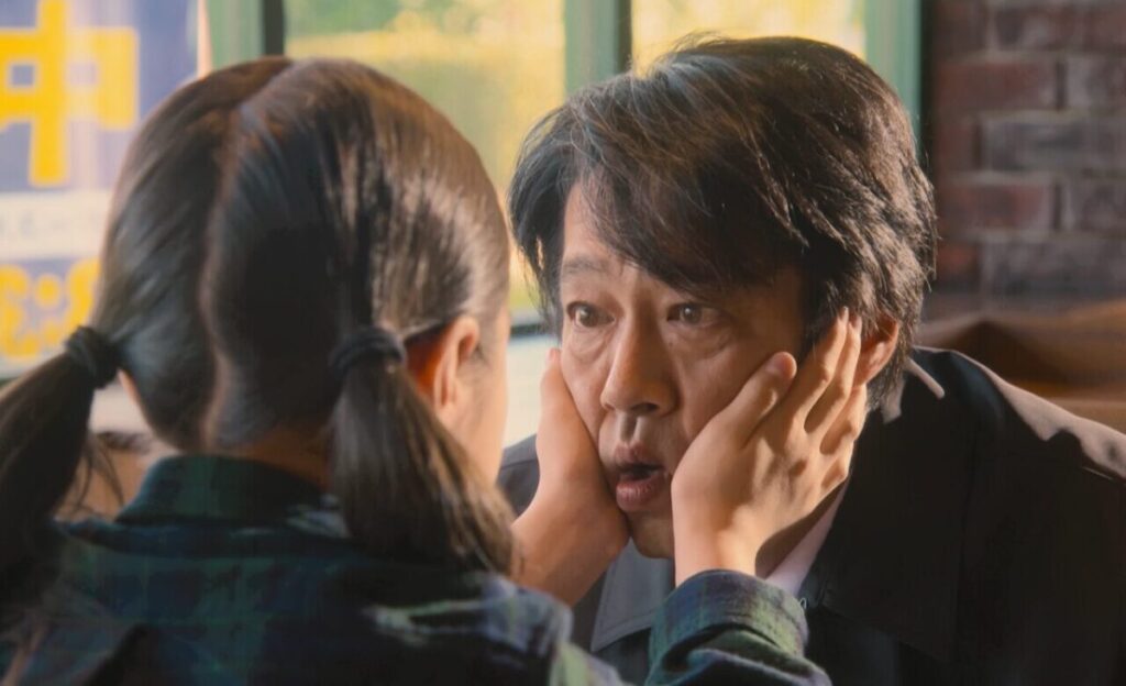 ドラマ「妻、小学生になる。」第１話、新島圭介(堤真一)に顔を上げさせる白石万理華（毎田暖乃）　