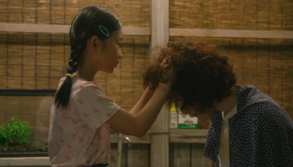 ドラマ「凪のお暇」第1話、大島凪(黒木華)の髪を触る白石うらら(白鳥玉季)