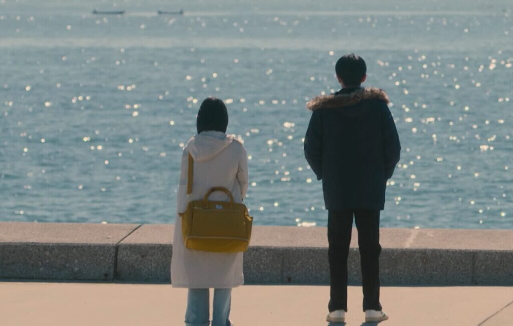 ドラマ「妻、小学生になる。」第7話、海を見ながら話をしている愛川蓮司(杉野遥亮)と新島麻衣(蒔田彩珠)