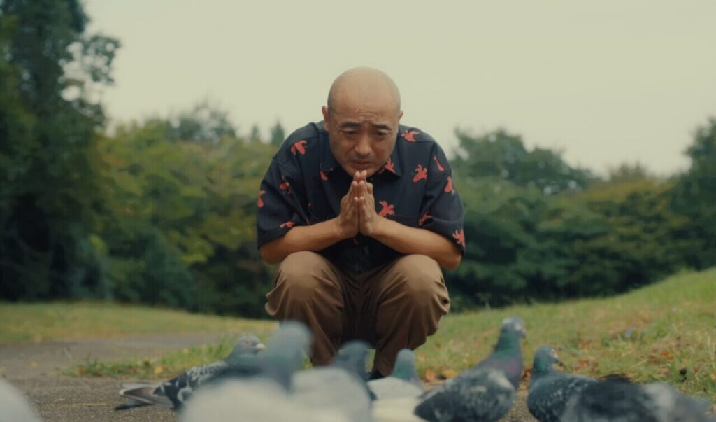 ドラマ「ちょっとだけエスパー」第２話、ハトにお願いしをしている半蔵（宇野祥平）