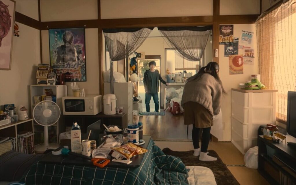ドラマ「妻、小学生になる。」第３話、古賀友利（神木隆之介）
の部屋の片づけをする白石万理華（毎田暖乃）