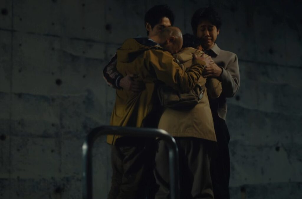ドラマ「ちょっとだけエスパー」第９（最終）話、円寂（高畑淳子）が殺人を犯すのを止め、４人で肩を抱き合い泣く文太（大泉洋）達