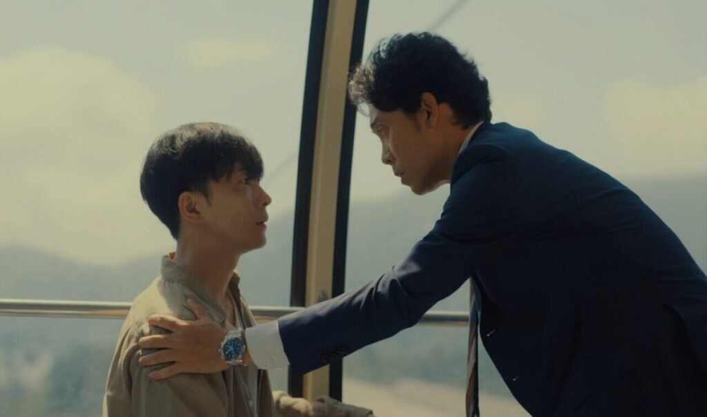 ドラマ「ちょっとだけエスパー」第２話、千田守の肩に手をかけ励ます文太（大泉洋）