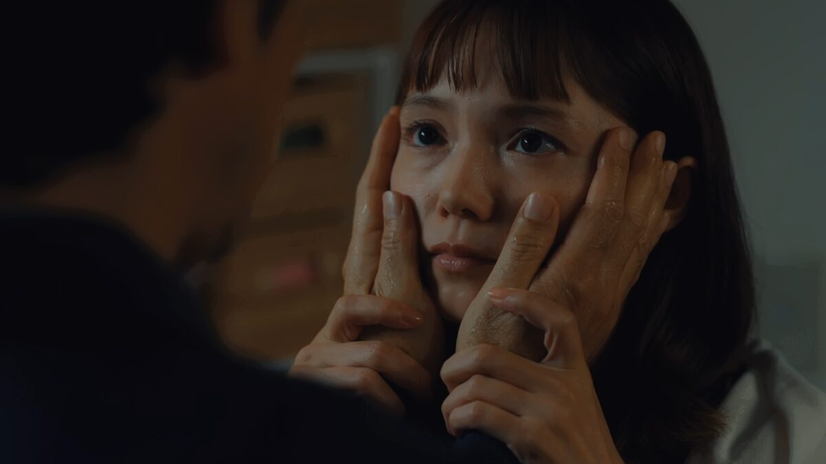 ドラマ「ちょっとだけエスパー」第７話、自分の両頬に文太（大泉洋）の手を添える四季（宮﨑あおい）