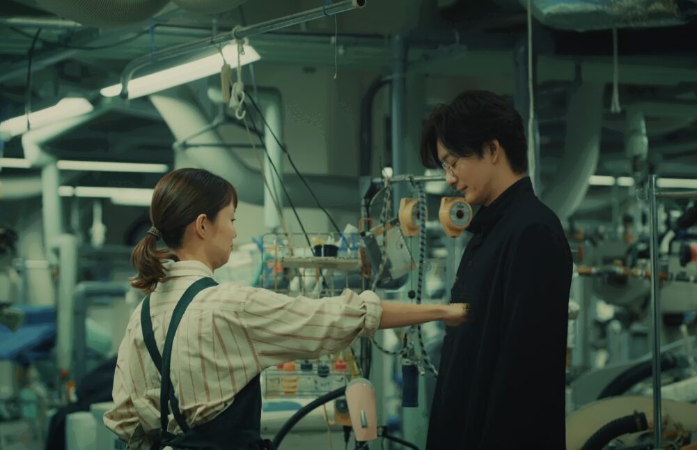 ドラマ「ちょっとだけエスパー」第７話、クリーニング屋の裏で兆（岡田将生）と話をしている四季（宮﨑あおい）