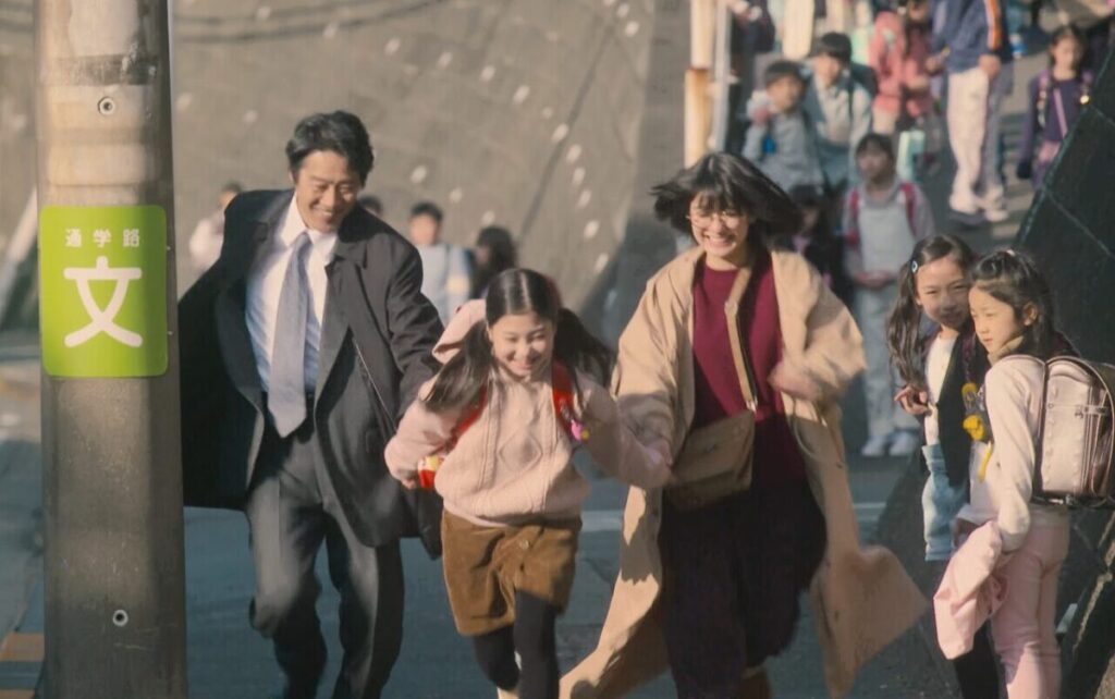 ドラマ「妻、小学生になる。」第１話、白石万理華（毎田暖乃）の学校から手をつないで走る新島圭介(堤真一)と新島麻衣（蒔田彩珠）
