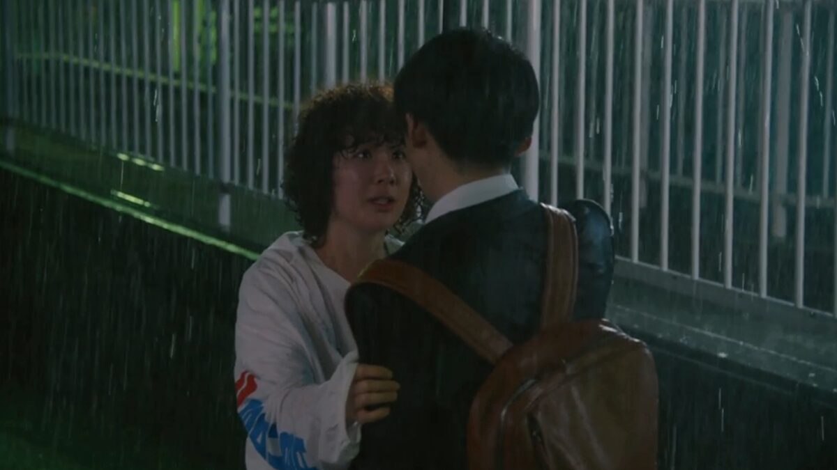 ドラマ「凪のお暇」第４話、土砂降りの中、我聞慎二（高橋一生）に安良城ゴン（中村倫也）の事を必死で聞こうとしている大島凪（黒木華）