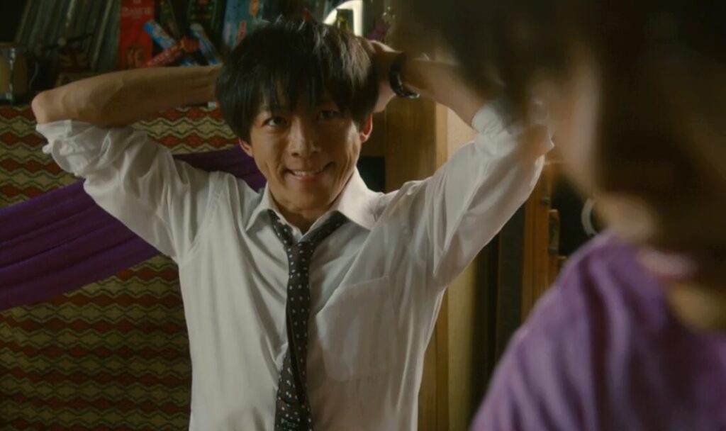 ドラマ「凪のお暇」第4話、安良城ゴン(中村倫也)の部屋にいる我聞慎二(高橋一生)