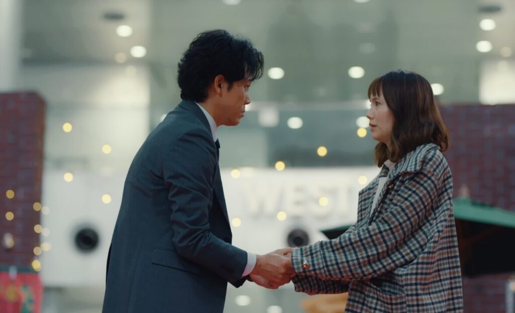 ドラマ「ちょっとだけエスパー」第９（最終）話、四季（宮﨑あおい）の両手を握る文太（大泉洋）