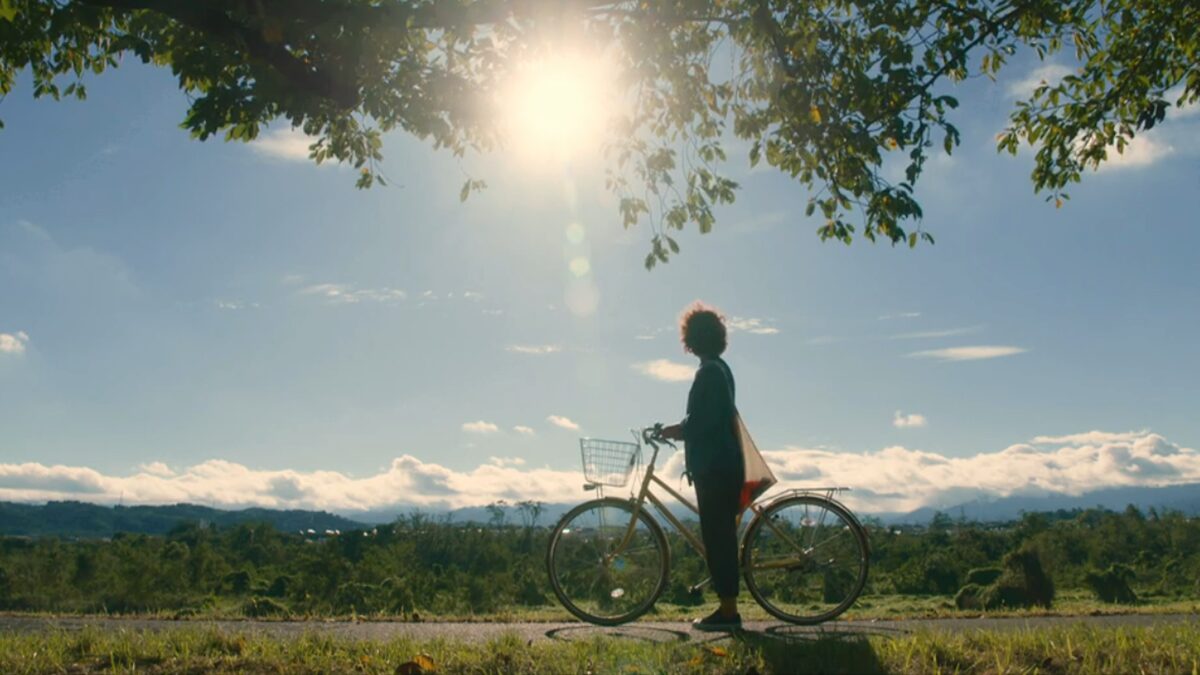 ドラマ「凪のお暇」第１０（最終）話、いつもの土手で、風を感じながら太陽を見ている大島凪（黒木華）