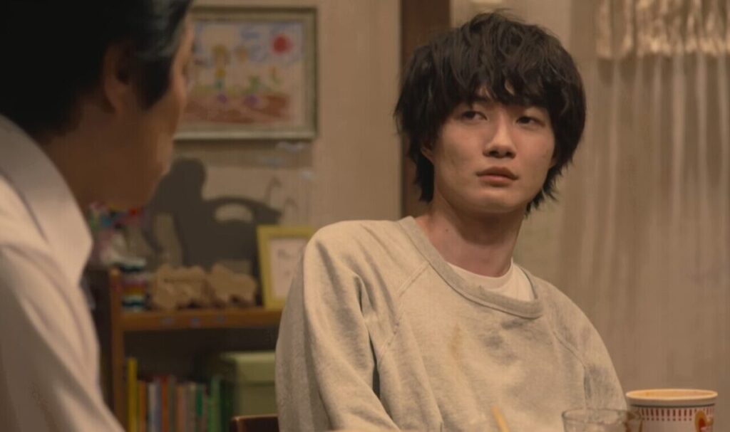 ドラマ「妻、小学生になる。」第5話、新島圭介(堤真一)に母親の話をする古賀友利(神木隆之介)