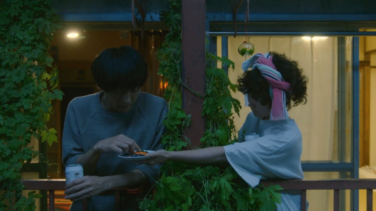 ドラマ「凪のお暇」第８話、我聞慎二（高橋一生）にぬか漬けを差し出している大島凪（黒木華）