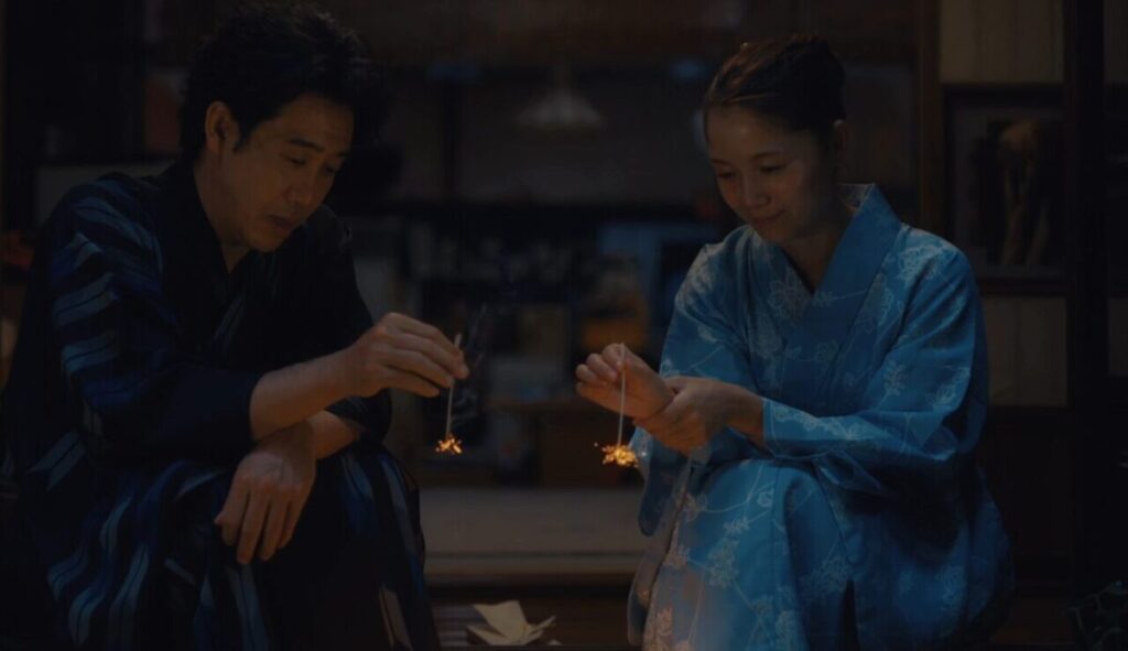 ドラマ「ちょっとだけエスパー」第３話、縁側で線香花火をしている文太（大泉洋）と四季（宮﨑あおい）