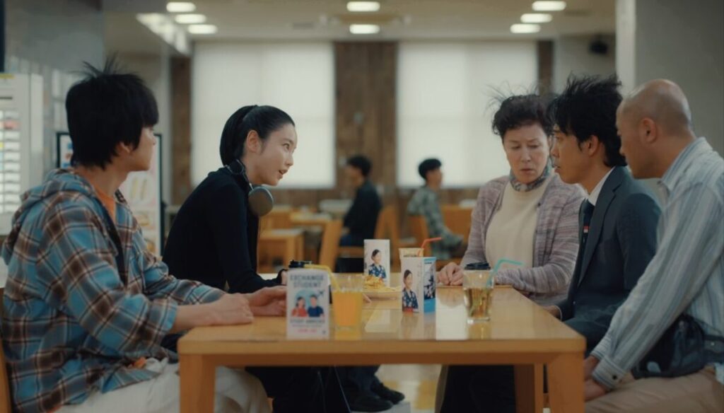 ドラマ「ちょっとだけエスパー」第６話、市松（北村匠海）の大学の食堂で話し合う文太（大泉洋）達と久条（向里祐香）