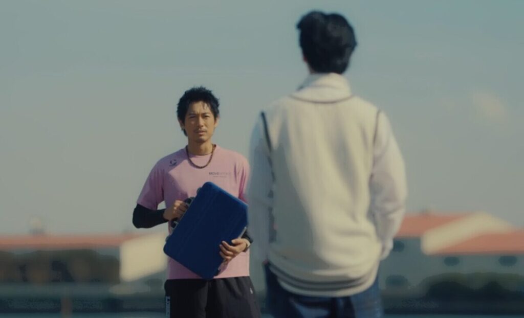 ドラマ「ちょっとだけエスパー」第５話、桜介（ディーン・フジオカ）にアタッシュケースをよこせと迫る紫苑（新原泰佑）