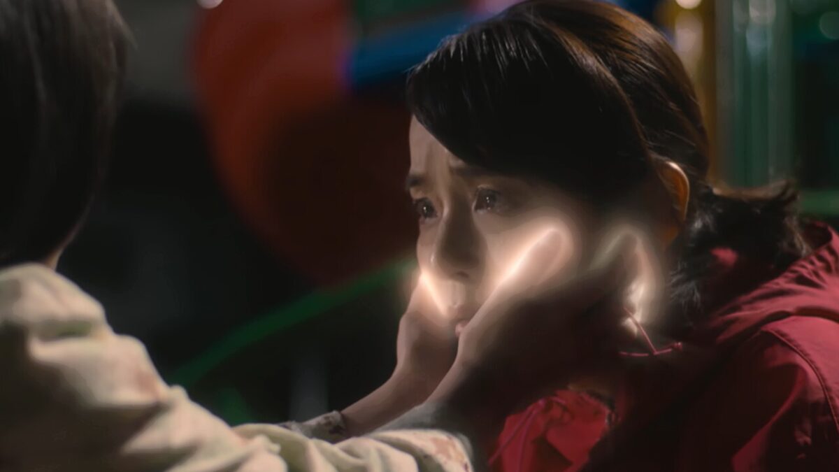 ドラマ「妻、小学生になる。」第９話、新島貴恵（石田ゆり子)の頬を包んだ白石万理華（毎田暖乃）の手が光を帯びている