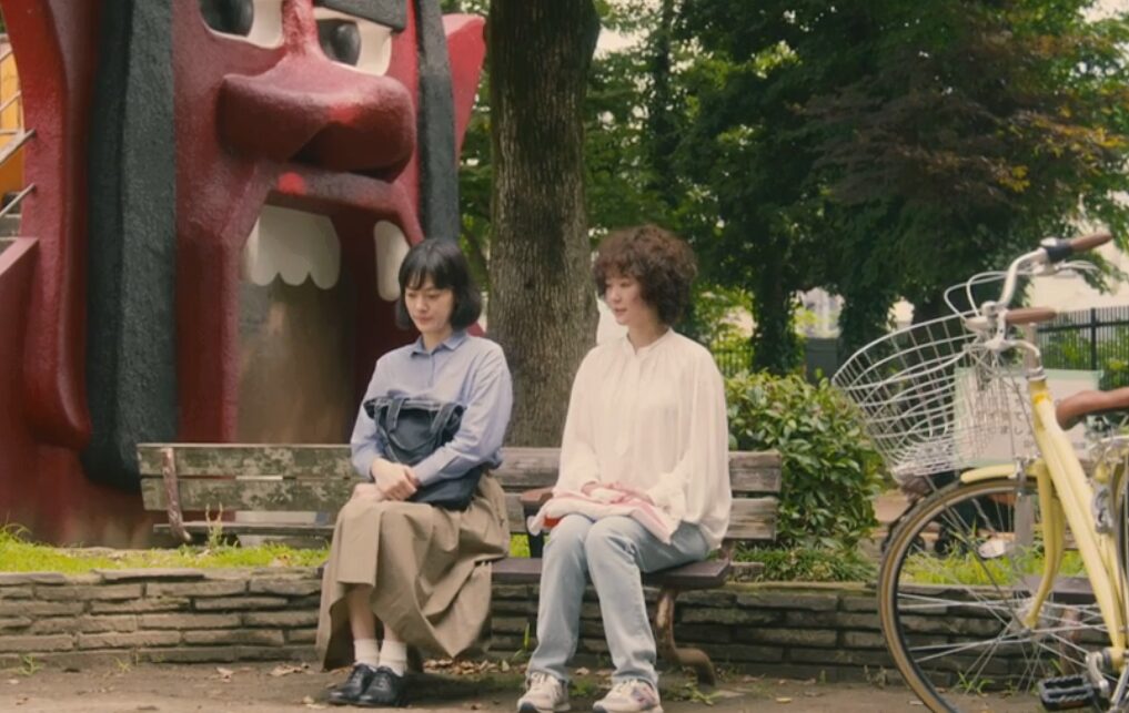 ドラマ「凪のお暇」第２話、公園のベンチで坂本龍子（市川実日子）と話をしている大島凪（黒木華）