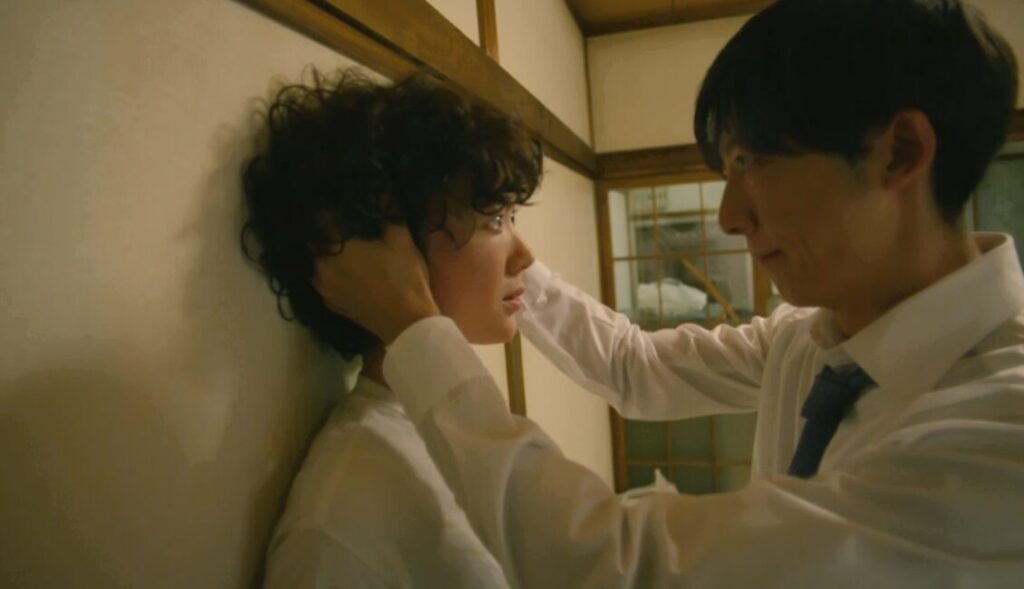 ドラマ「凪のお暇」第1話、大島凪(黒木華)の髪を掴む我聞慎二(高橋一生)
