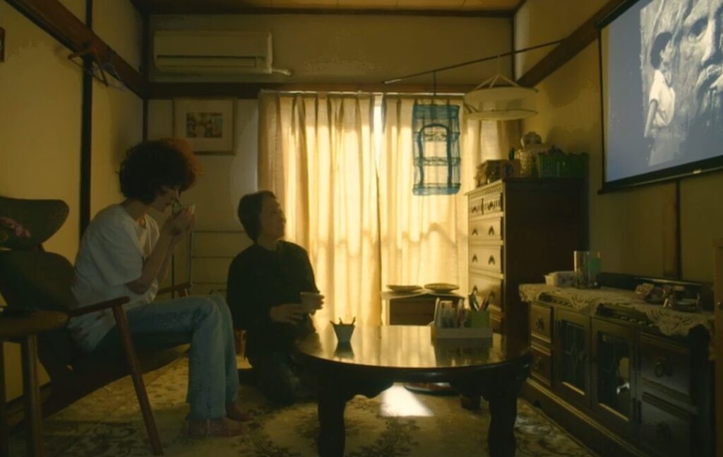 ドラマ「凪のお暇」第1話、吉永緑(三田佳子)の部屋で一緒に映画を見ている大島凪(黒木華)