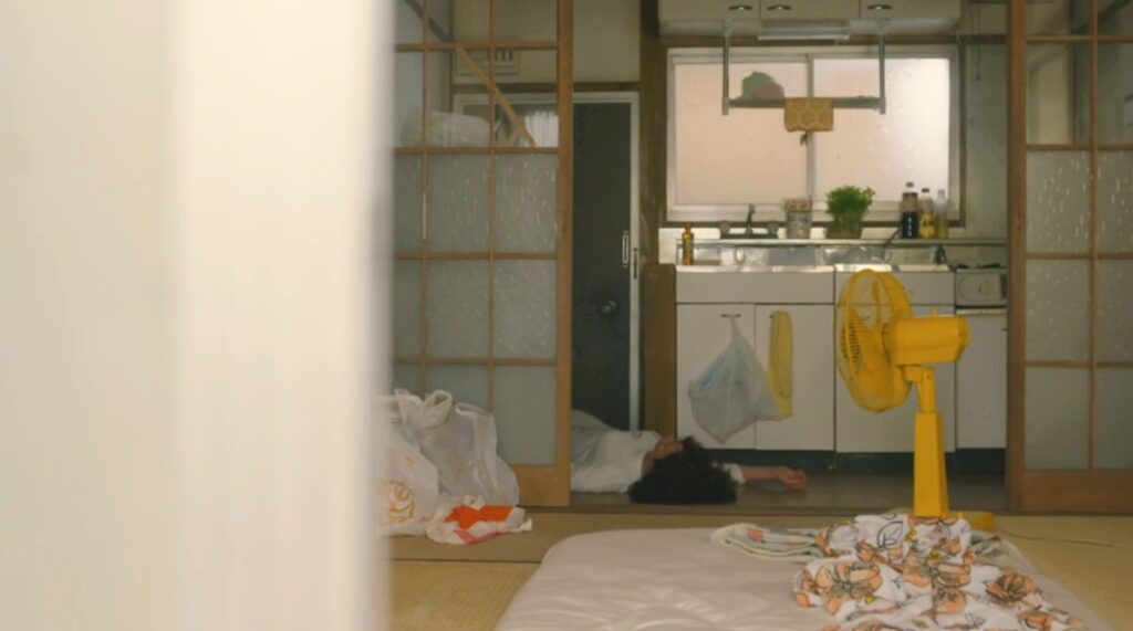 ドラマ「凪のお暇」第1話、安良城ゴン(中村倫也)に突然抱擁され放心状態の大島凪(黒木華)