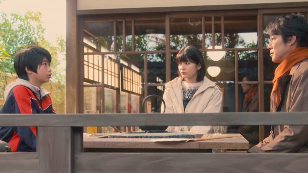ドラマ「妻、小学生になる。」第4話、白石千嘉(吉田羊)の話を新島圭介(堤真一)と新島麻衣(蒔田彩珠)にするタケル(川口和空)