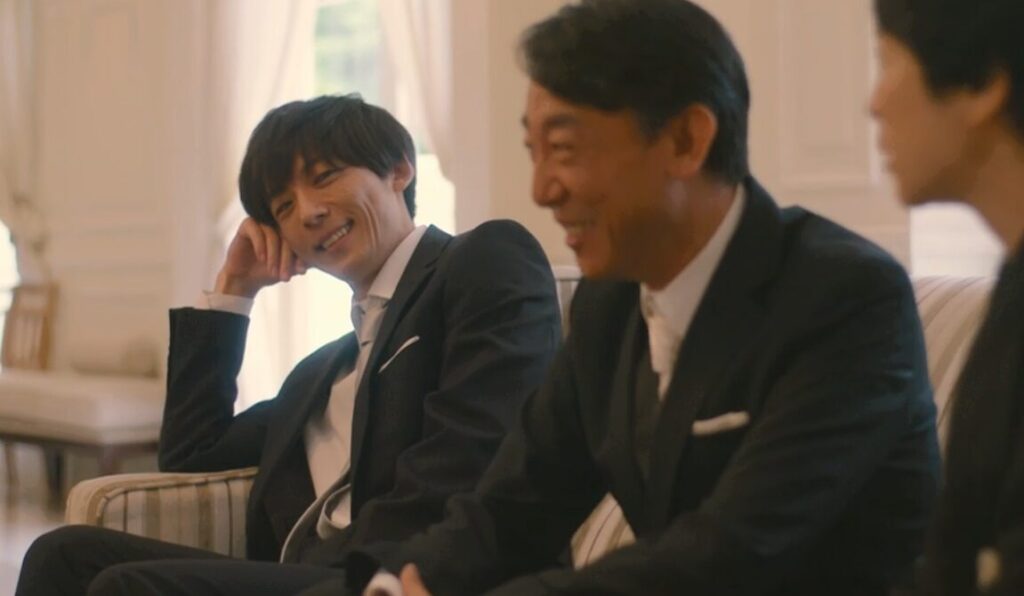 ドラマ「凪のお暇」第3話、親戚の集まりで、両親を冷ややかな目で見ている我聞慎二(高橋一生)