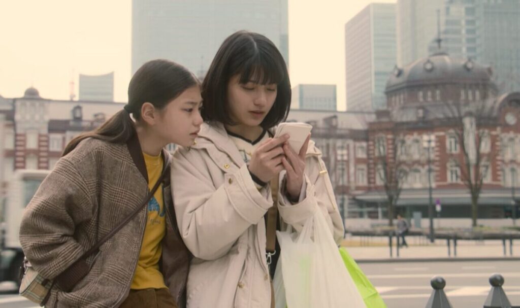 ドラマ「妻、小学生になる。」第10話、新島麻衣(蒔田彩珠)のスマホをのぞき込んでいる白石万理華(毎田暖乃)