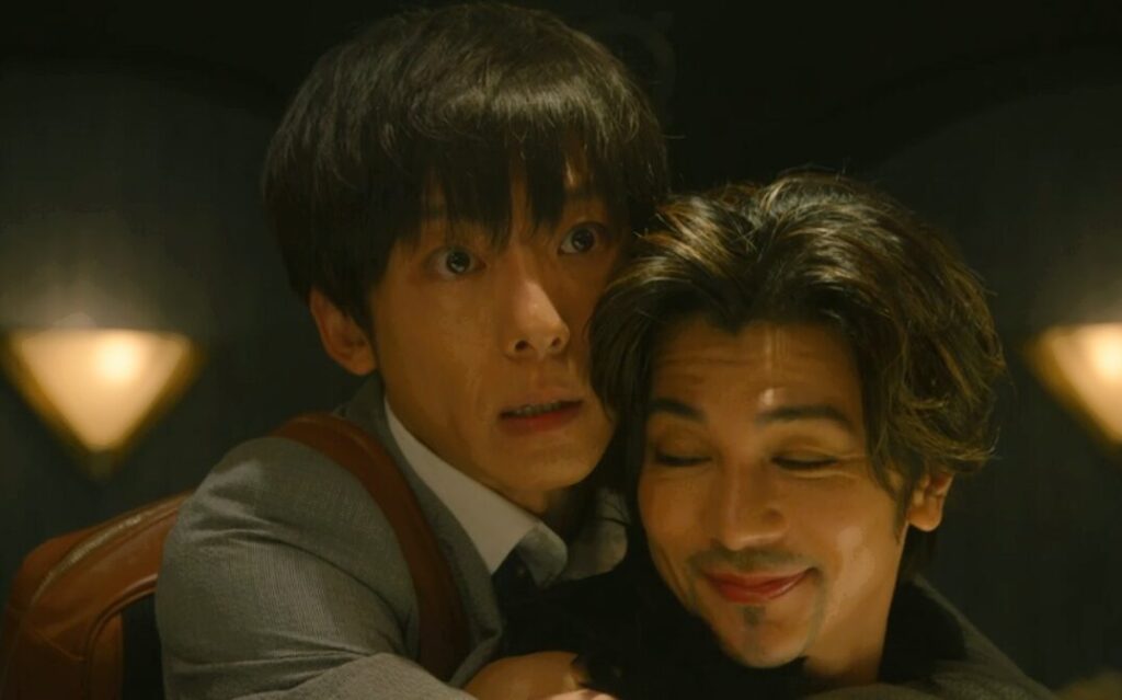 ドラマ「凪のお暇」第６話、ママ（武田真治）に抱き着きながら、ボーイとして働いている大島凪（黒木華）を見て驚いている我聞慎二（高橋一生）
