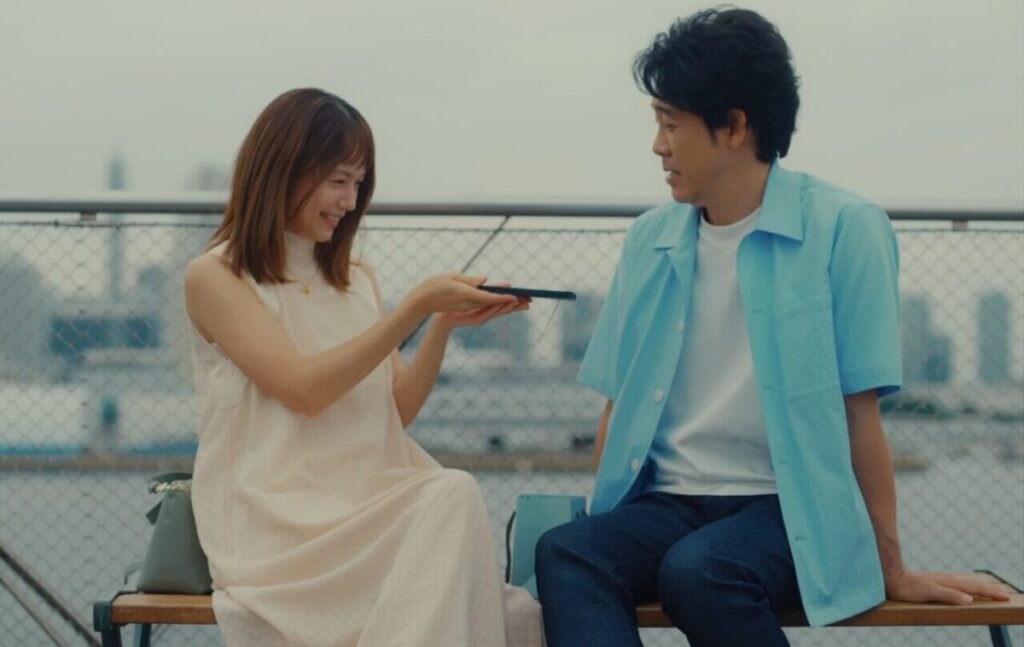 ドラマ「ちょっとだけエスパー」第４話、ハチのモチーフのストラップを文太（大泉洋）のスマホにつけた四季（宮﨑あおい）