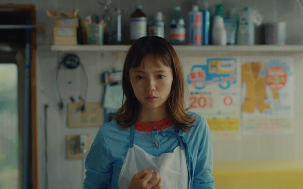 ドラマ「ちょっとだけエスパー」第９（最終）話、ぶんちゃん２人とも殺すしかない、とクリーニング屋で語る四季（宮﨑あおい）