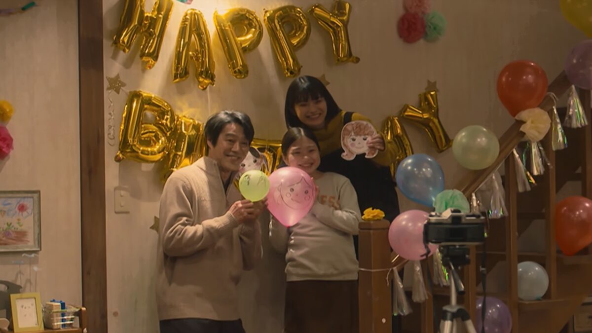 ドラマ「妻、小学生になる。」第３話、誕生日の記念撮影をする新島家の３人