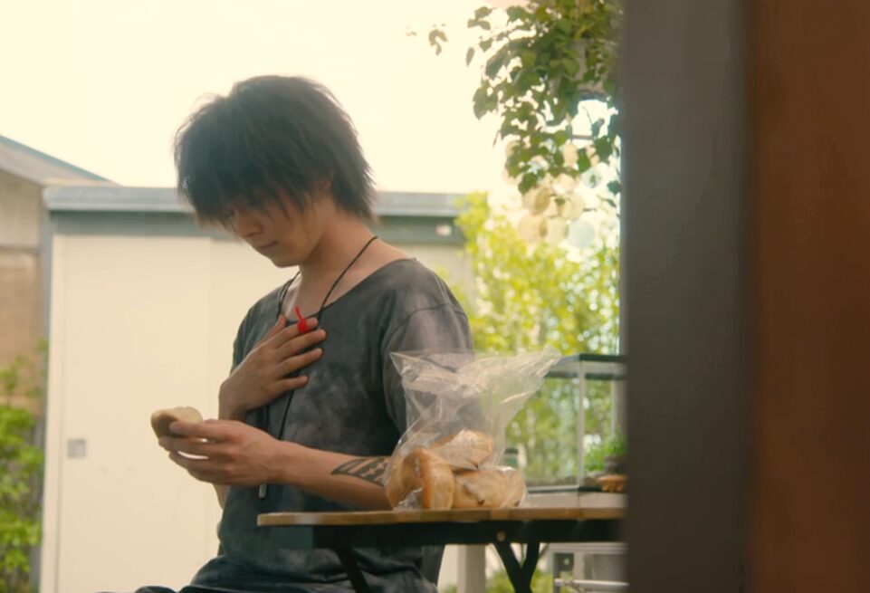 ドラマ「凪のお暇」第5話、大島凪(黒木華)から貰ったちぎりパンを食べ、凪との事を思い出し、胸に痛みを感じる安良城ゴン(中村倫也)