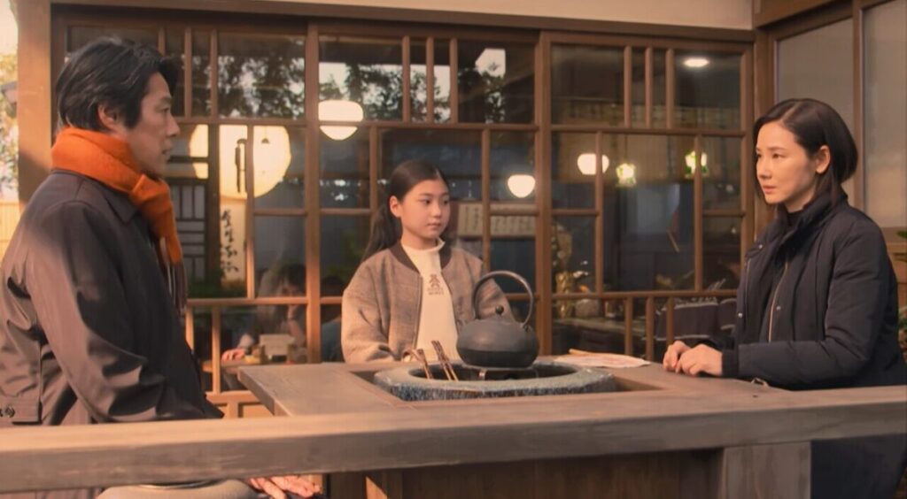 ドラマ「妻、小学生になる。」第5話、白石千嘉(吉田羊)に白石万理華(毎田暖乃)は新島貴恵(石田ゆり子)の生まれ変わりだと話している新島圭介(堤真一)