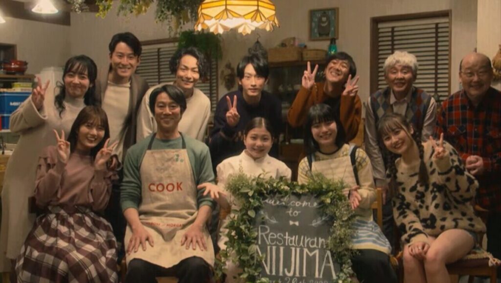 ドラマ「妻、小学生になる。」第10話、食事の後、記念撮影をする新島家とその招待客