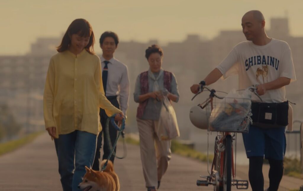 ドラマ「ちょっとだけエスパー」第１話、家に帰る途中の文太（大泉洋）、四季（宮﨑あおい）と合流した円寂（高畑淳子）と半蔵（宇野祥平）