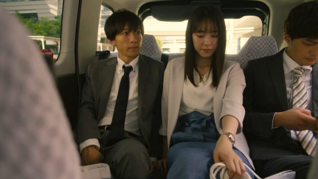 ドラマ「凪のお暇」第5話、タクシーの後部座席で我聞慎二(高橋一生)に指を絡ませる市川円(唐田えりか)