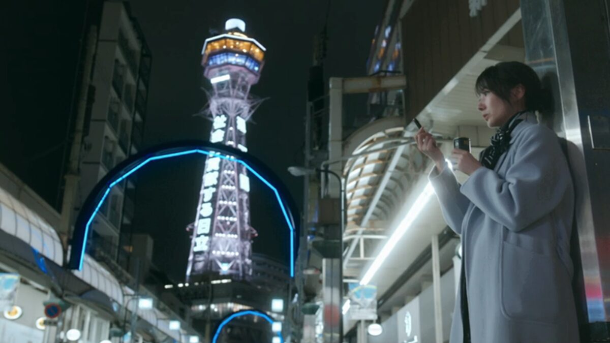 ドラマ「月夜行路（げつやこうろ）」第３話、夜の大阪の街で、万年筆を見ながらつぶやている野宮ルナ（波瑠）