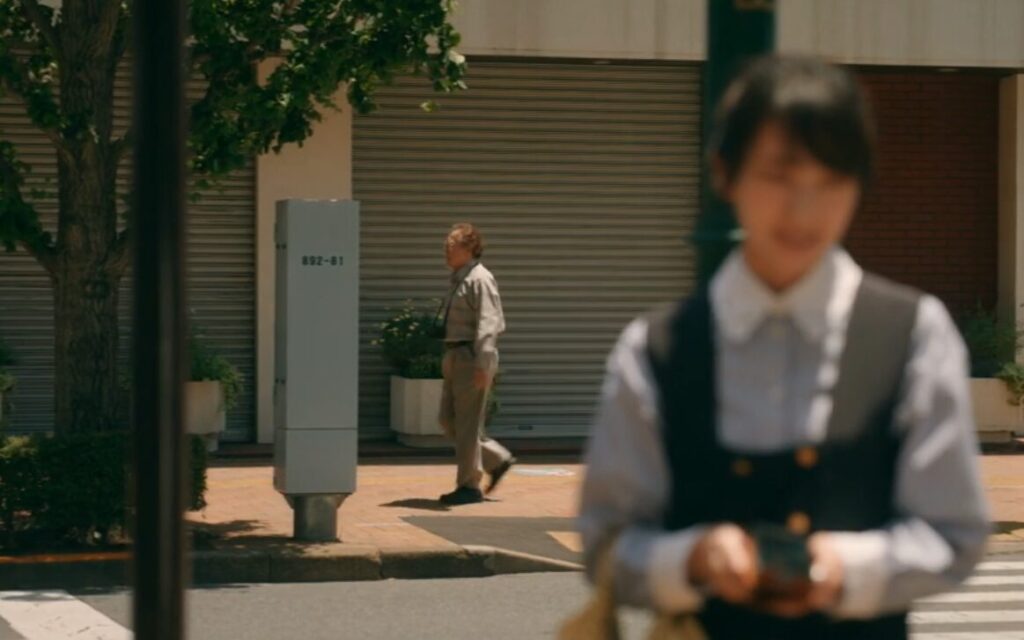 ドラマ「月夜行路(げつやこうろ)」第10(最終)話、野宮ルナ(波瑠)達と反対側の道路を歩く野宮英介(石橋凌)