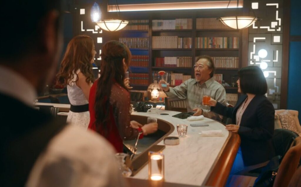 ドラマ「月夜行路(げつやこうろ)」第10(最終)話、ルナのお店で常連客と盛り上がっている野宮英介(石橋凌)