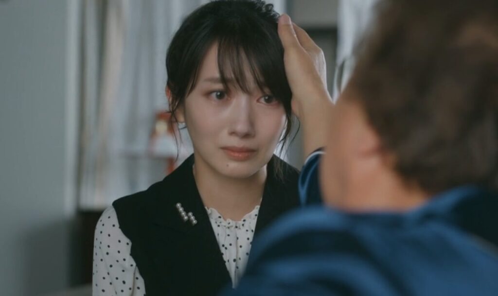 ドラマ「月夜行路(げつやこうろ)」第10(最終)話、野宮英介(石橋凌)のと和解し、涙を流している野宮ルナ(波瑠)