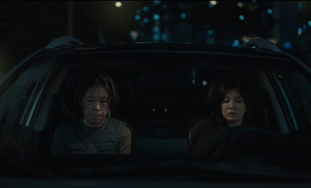 ドラマ「ザ・グローリー ~輝かしき復讐~」第3話、車の中で話をしているカン・ヒョンナム(ヨム・ヘラン)とムン・ドンウン(ソン・ヘギョ)