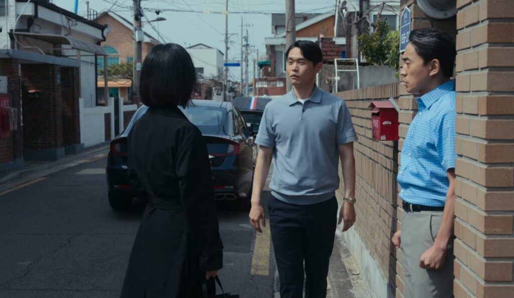 ドラマ「ザ・グローリー ~輝かしき復讐~」第3話、元高校教師の家の前で、元高校教師の息子で大学の先輩と、話をするムン・ドンウン(ソン・ヘギョ)