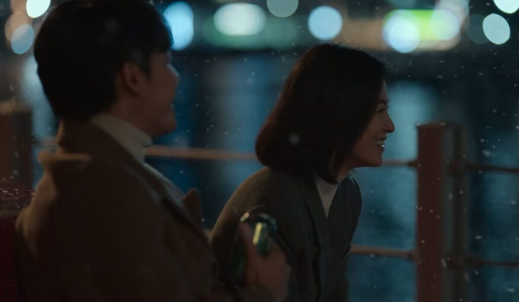 ドラマ「ザ・グローリー ~輝かしき復讐~」第16(最終)灯台の下でビールを飲みながら楽しそうに話をしているムン・ドンウン(ソン・ヘギョ)とチュ・ヨジョン(イ・ドヒョン)
