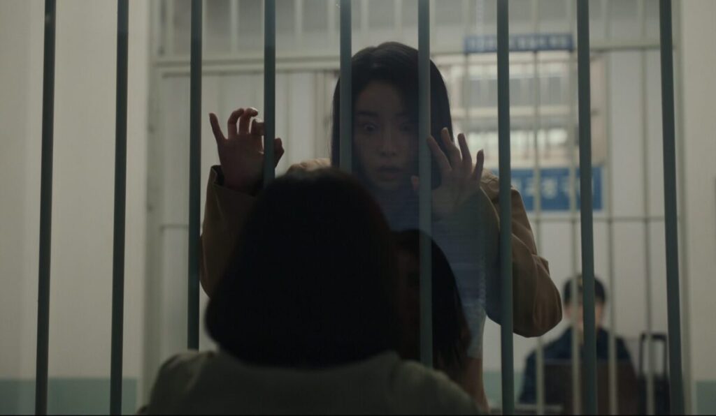 ドラマ「ザ・グローリー ~輝かしき復讐~」第16(最終)刑務所の面会室で、ムン・ドンウン(ソン・ヘギョ)に向かって叫んでいるパク・ヨンジン(イム・ジヨン)